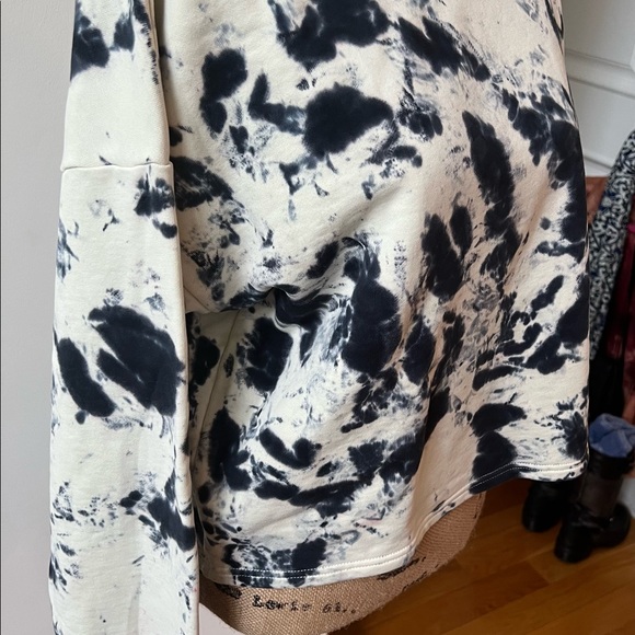 Really cute sweatshirt! Never worn - Picture 2 of 6